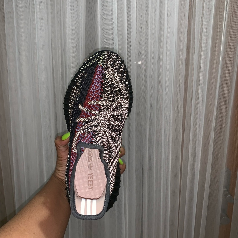 Yeezy 350 - Picture 3 of 4